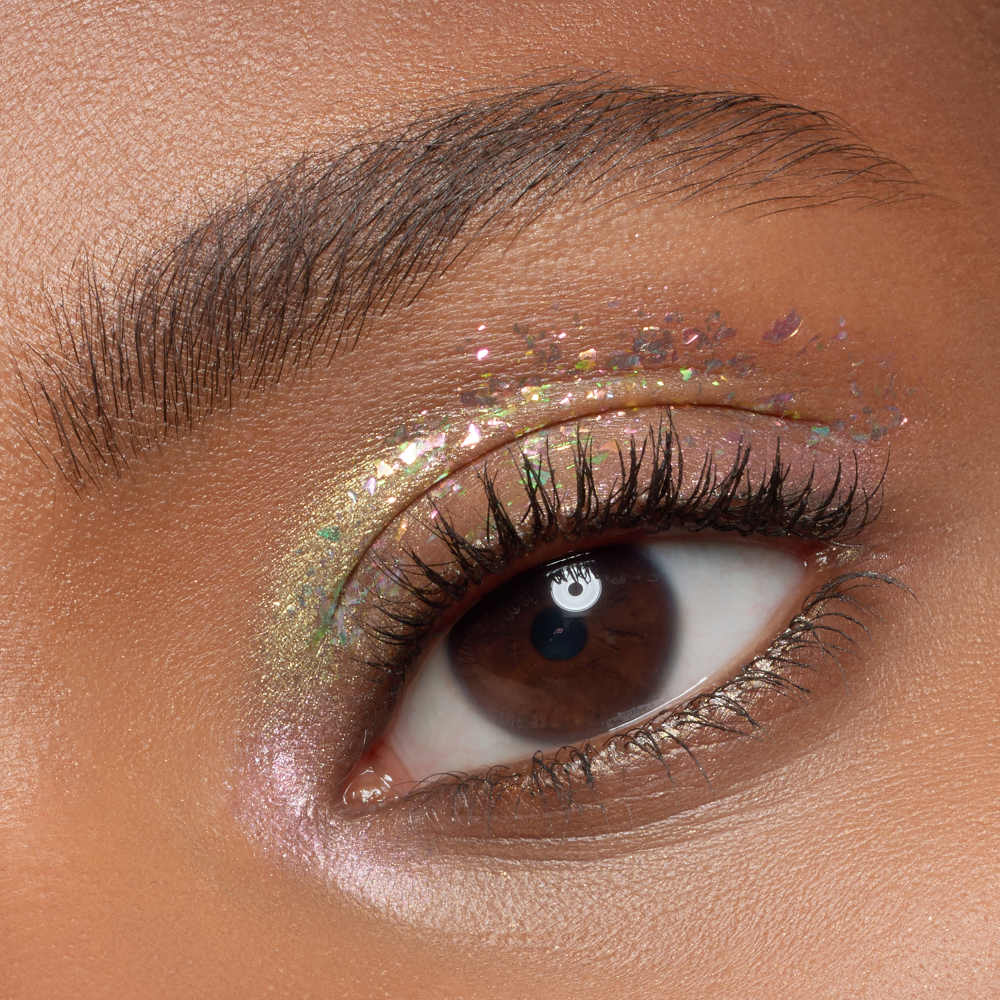 Bild: essence Multichrome flakes Eyeshadow Topper 