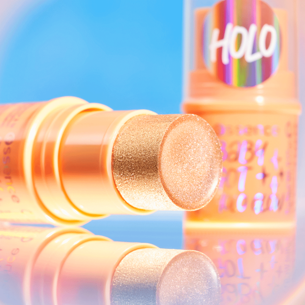 Bild: essence BABY GOT HOLO GLOW highlighter stick 