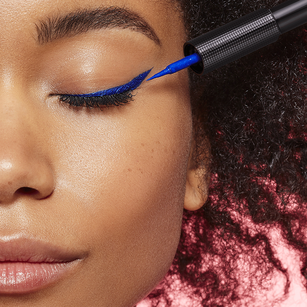 Bild: L'ORÉAL PARIS Signature Ink Matte Eyeliner blue